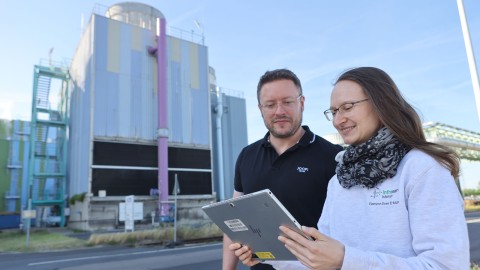 Frank Mollard und Jasmin Krimm bei der Auswertung von Betriebsdaten vor einem Rückkühlwerk